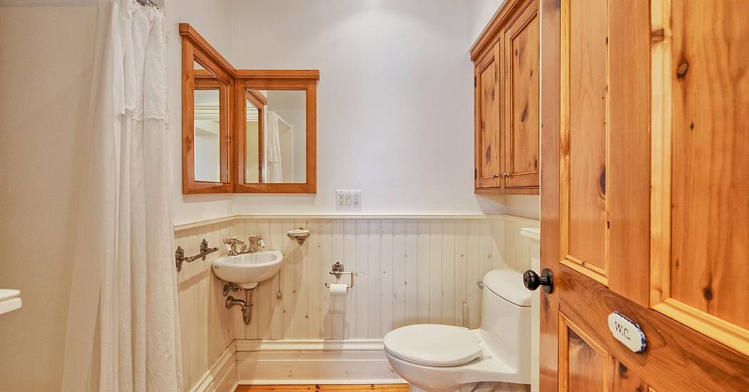 043a Main Floor Bathroom (1).jpg