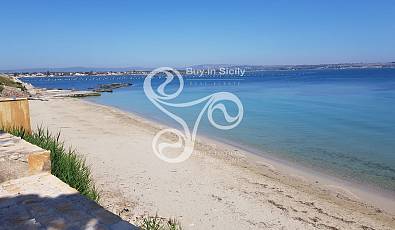 Rare villa on the sea with private access on the beach and amazing view on Ortigia golf.
