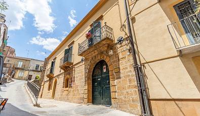 Aristocratic historic building in the heart of the historic centre of the enchanting Town of Piazza Armerina