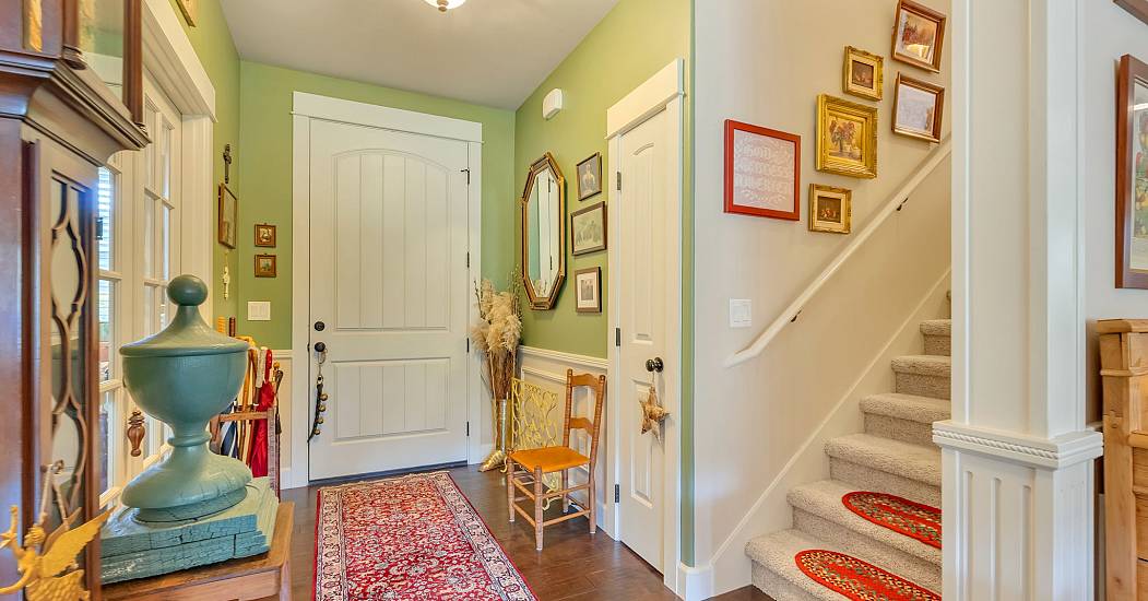11-web-or-mls-5295 Drummond Dr-10.jpg
