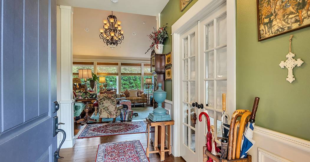 10-web-or-mls-5295 Drummond Dr-9.jpg