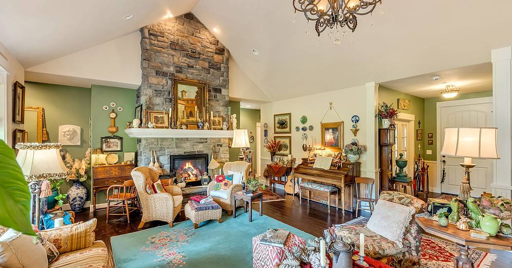 14-web-or-mls-5295 Drummond Dr-13.jpg