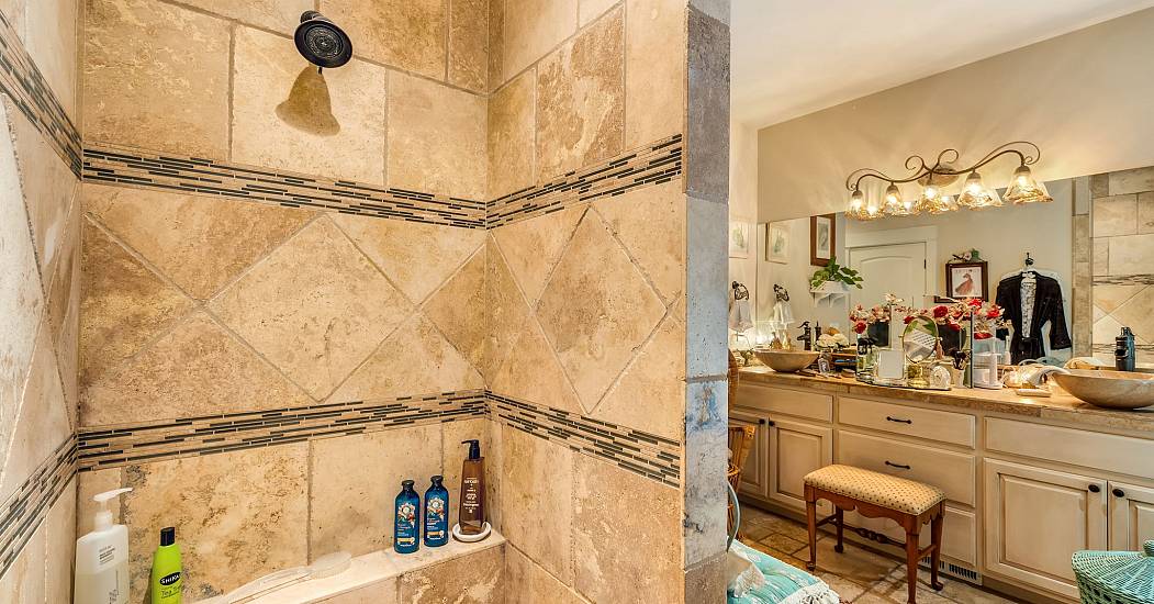 42-web-or-mls-5295 Drummond Dr-41.jpg