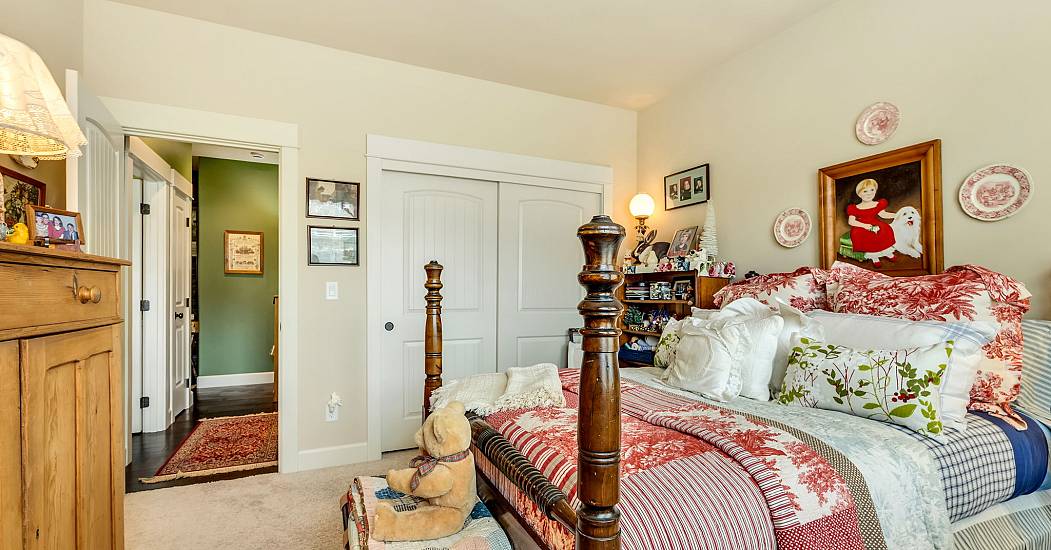 48-web-or-mls-5295 Drummond Dr-47.jpg