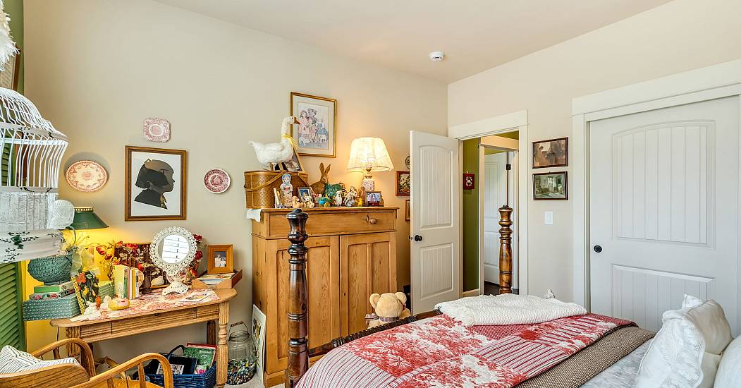 49-web-or-mls-5295 Drummond Dr-48.jpg