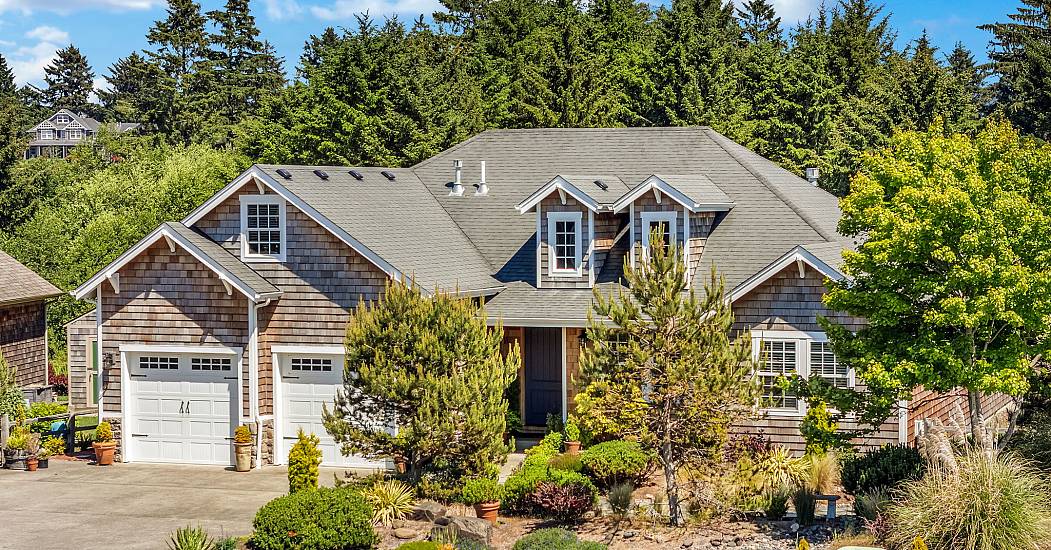 2-web-or-mls-5295 Drummond Dr-1.jpg