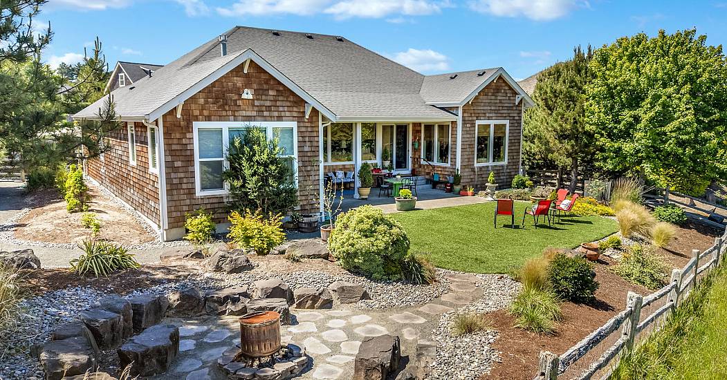 60-web-or-mls-5295 Drummond Dr-54.jpg
