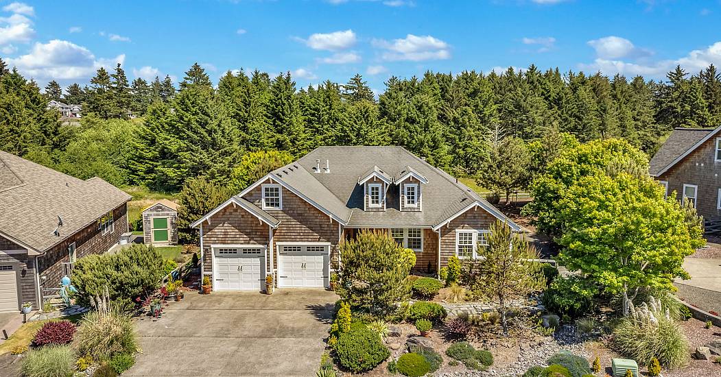 3-web-or-mls-5295 Drummond Dr-2.jpg