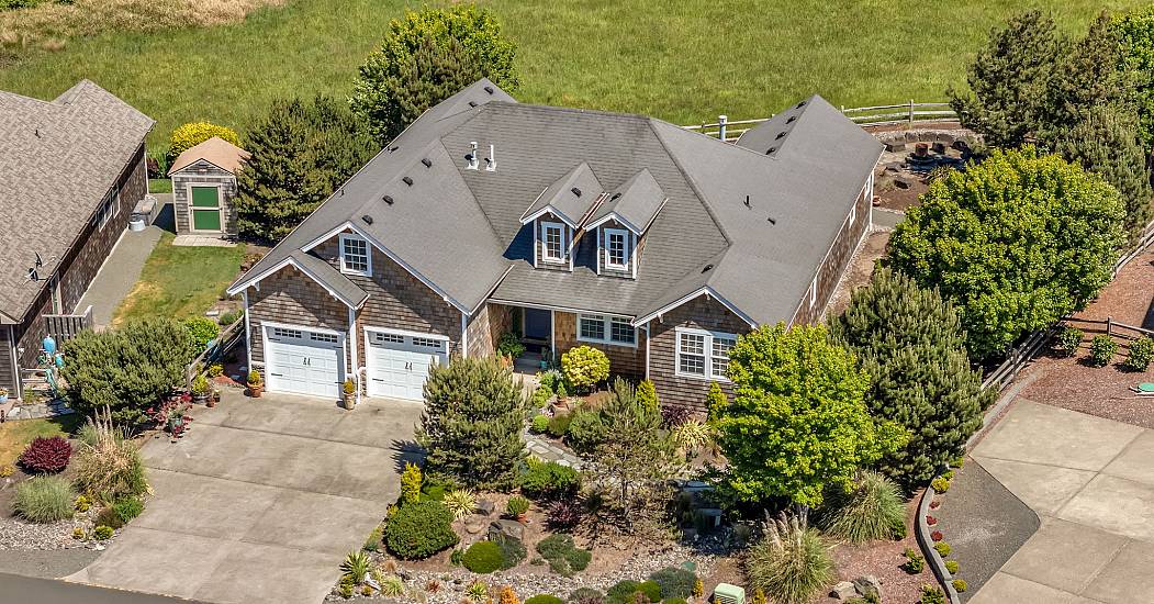 9-web-or-mls-5295 Drummond Dr-8.jpg