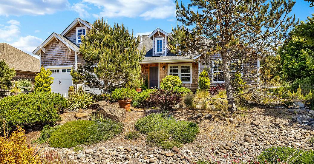 5-web-or-mls-5295 Drummond Dr-4.jpg