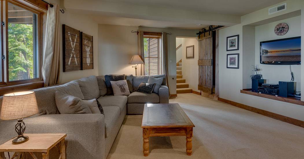 018-030-Family Room-1500x1000.jpg
