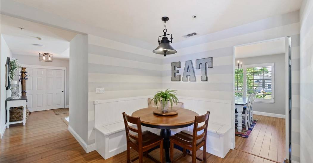 09-Breakfast Nook.jpg