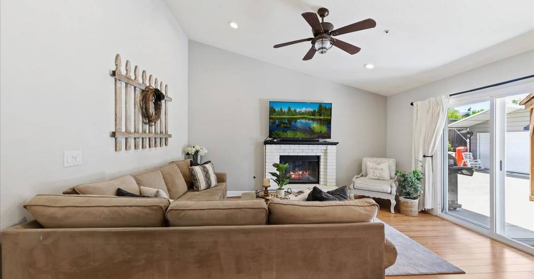 14-Family Room.jpg