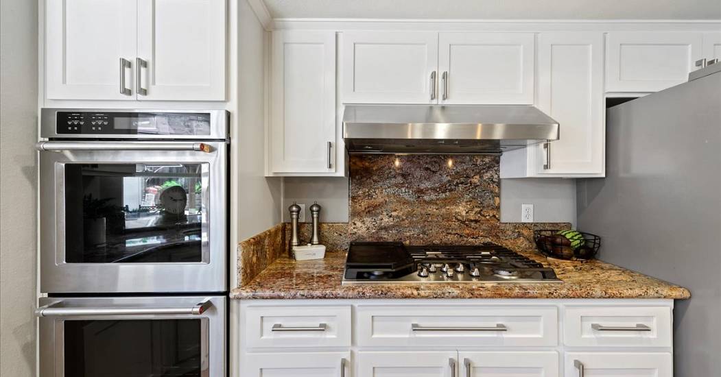 12-Kitchen.jpg