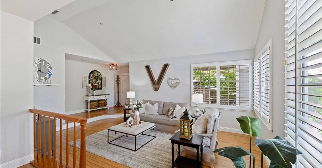 06-Living Room.jpg