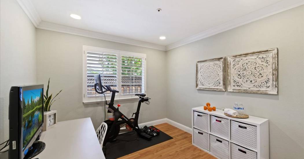 25-Bedroom Office.jpg