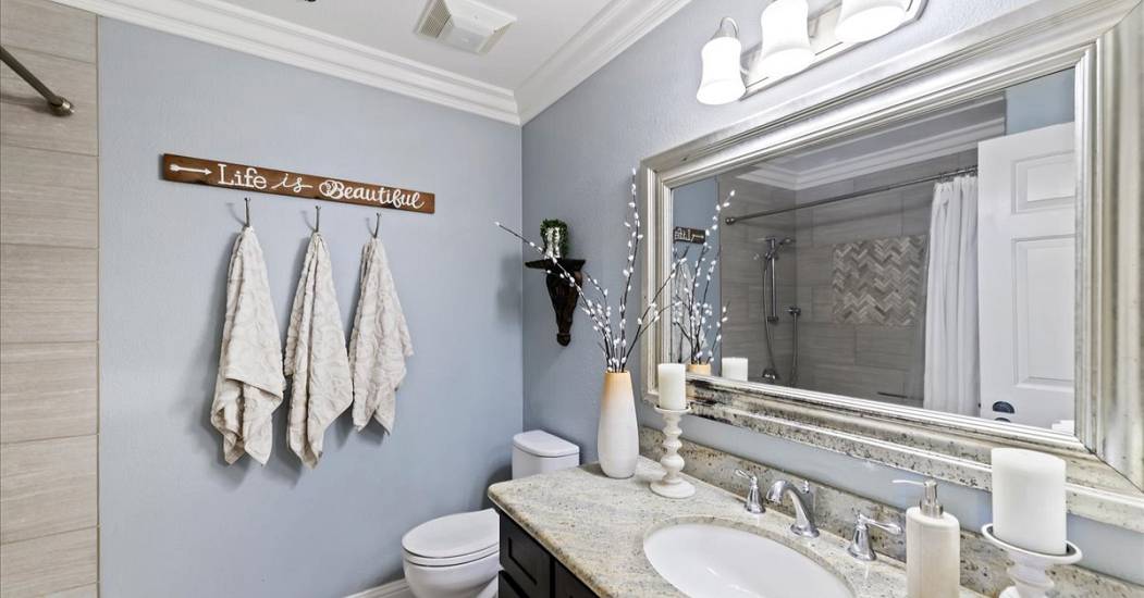 24-Full Bath.jpg