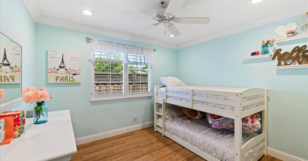 23-Bedroom.jpg