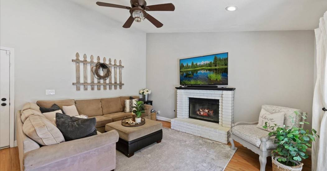 15-Family Room.jpg