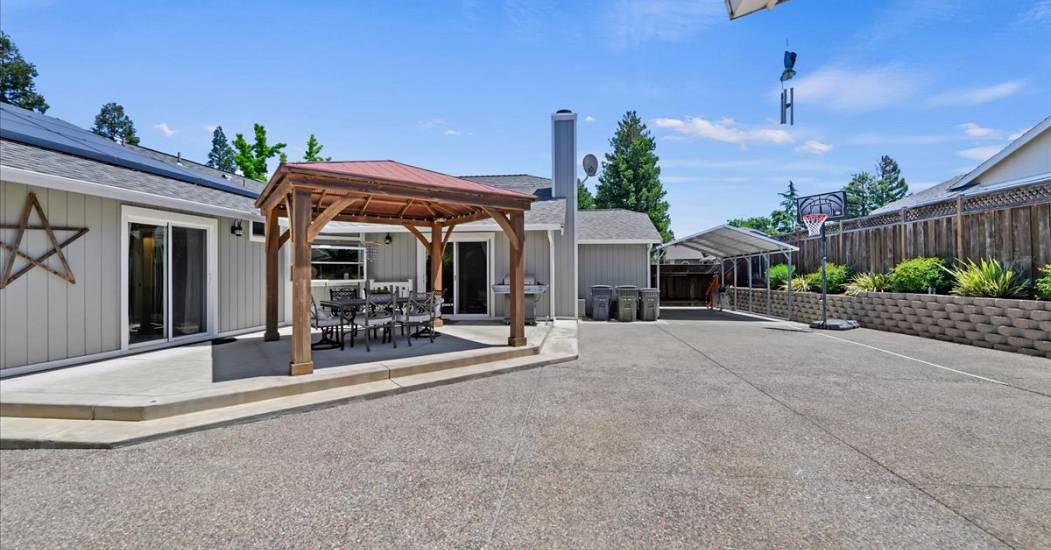 28-Covered Patio.jpg
