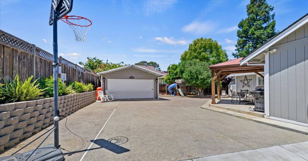 26-Patio Garage.jpg