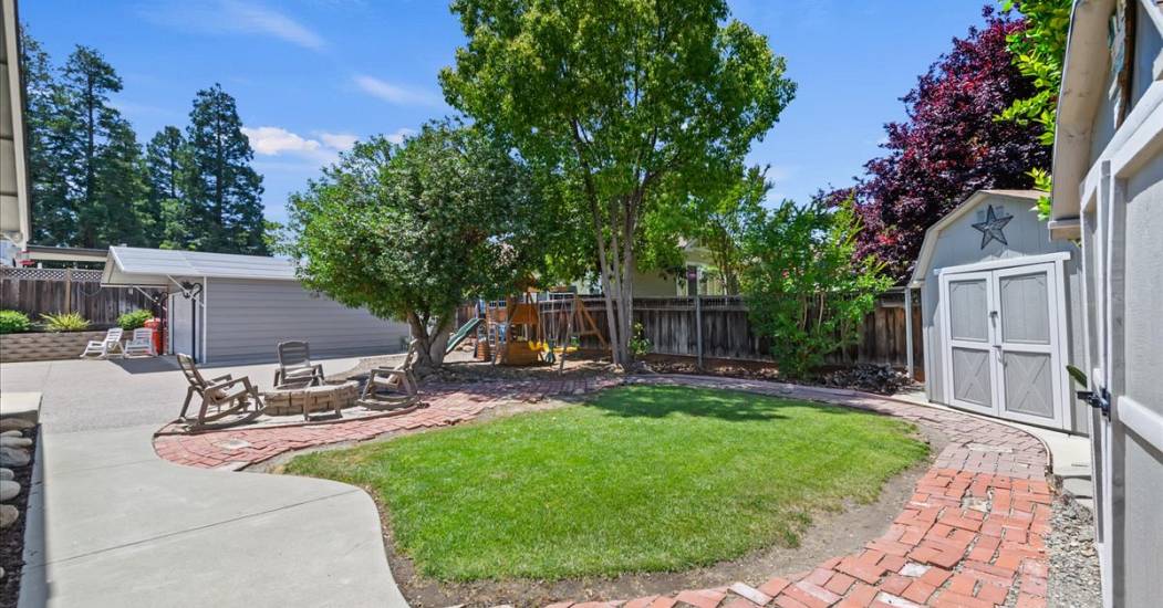29-Backyard.jpg
