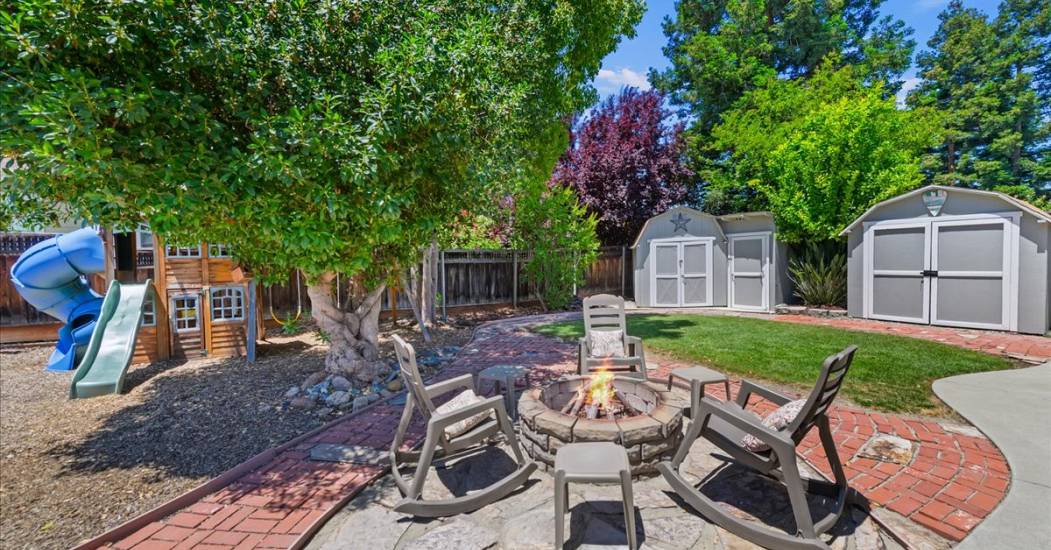 30-Backyard.jpg