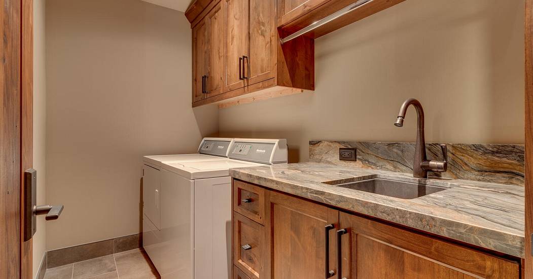 4250 N Lake Blvd Carnelian Bay-large-032-014-Laundry Room-1500x1000-72dpi.jpg