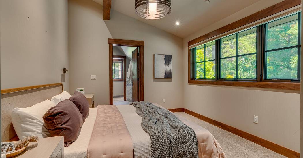 4250 N Lake Blvd Carnelian Bay-large-035-080-Bedroom En suite-1500x1000-72dpi.jpg