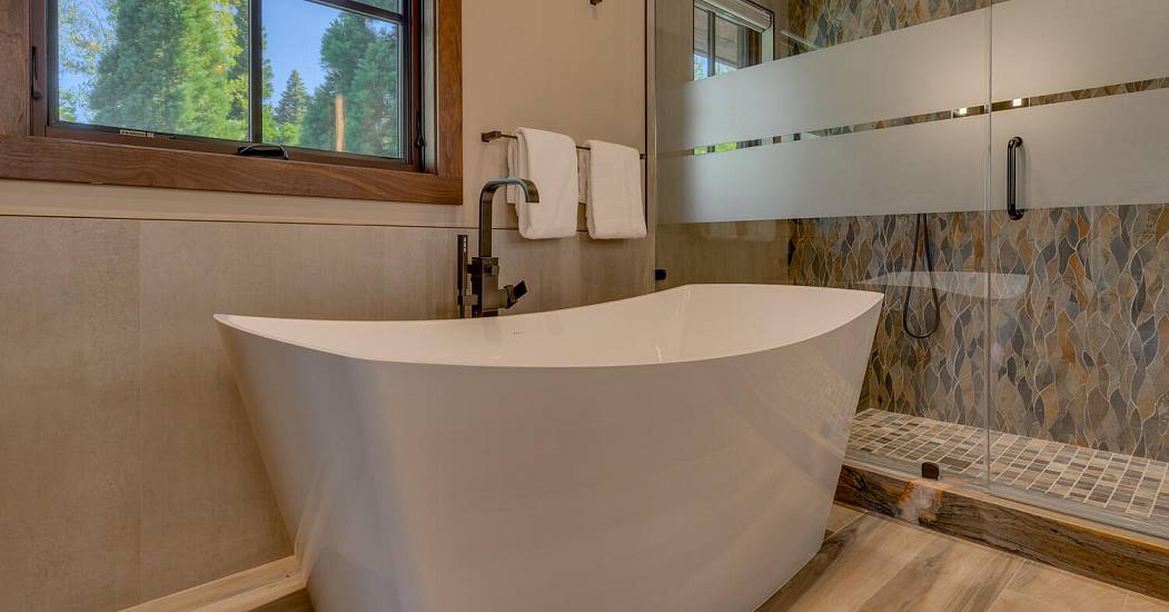 4250 N Lake Blvd Carnelian Bay-large-028-001-Primary Bathroom-1500x1000-72dpi.jpg