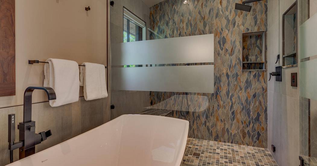 4250 N Lake Blvd Carnelian Bay-large-029-002-Primary Bathroom-1500x1000-72dpi.jpg