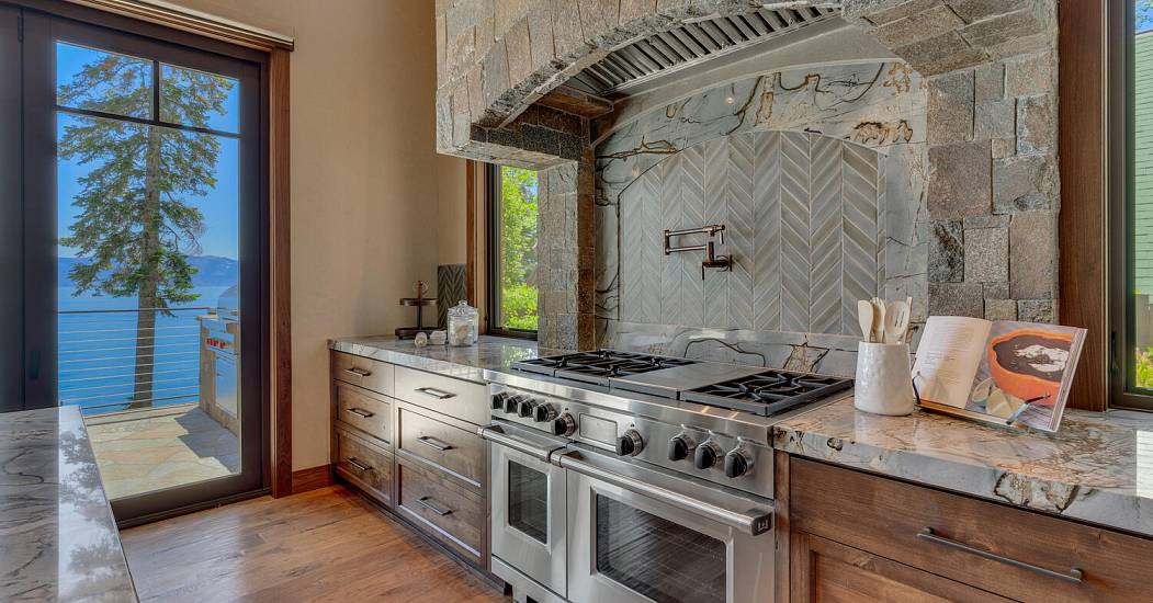 4250 N Lake Blvd Carnelian Bay-large-019-071-Kitchen-1500x1000-72dpi.jpg