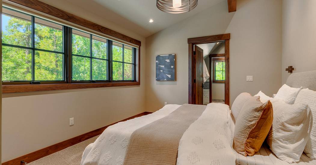 4250 N Lake Blvd Carnelian Bay-large-033-074-Bedroom En suite-1500x1000-72dpi.jpg