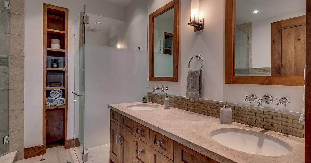 14040 Trailside Loop Truckee-large-019-040-Primary Bathroom-1500x1000-72dpi.jpg