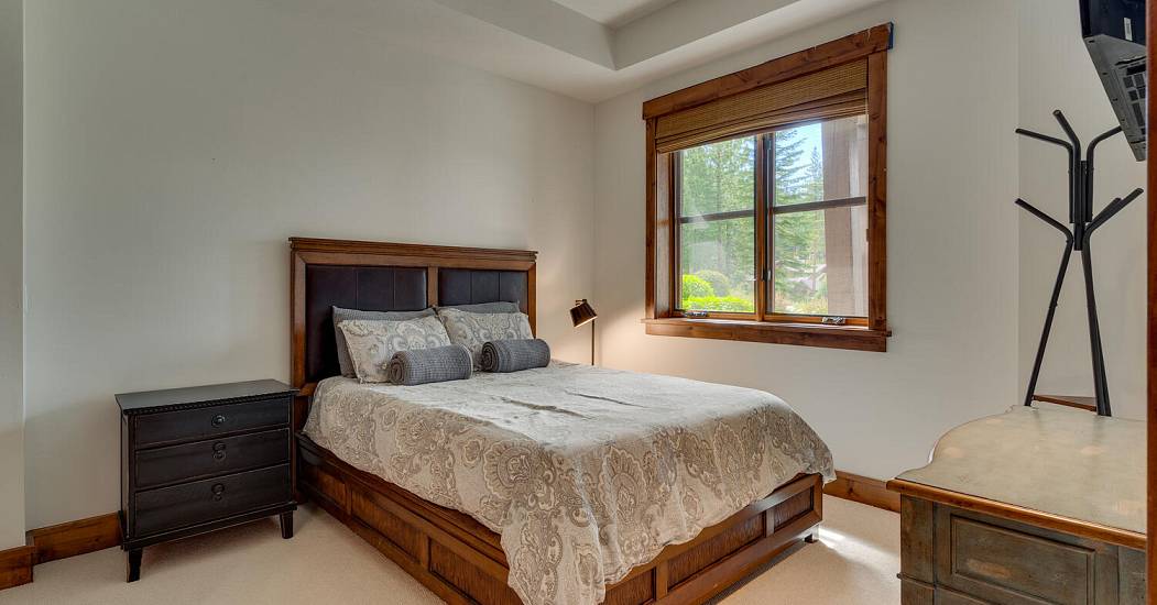 14040 Trailside Loop Truckee-large-026-041-Bedroom En suite-1500x1000-72dpi.jpg
