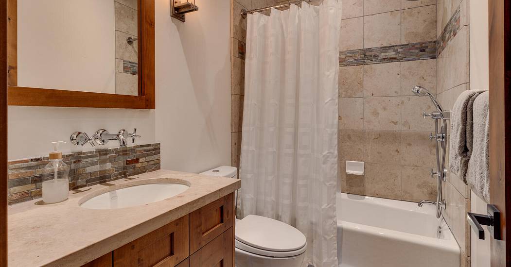 14040 Trailside Loop Truckee-large-027-035-Bathroom-1500x1000-72dpi.jpg