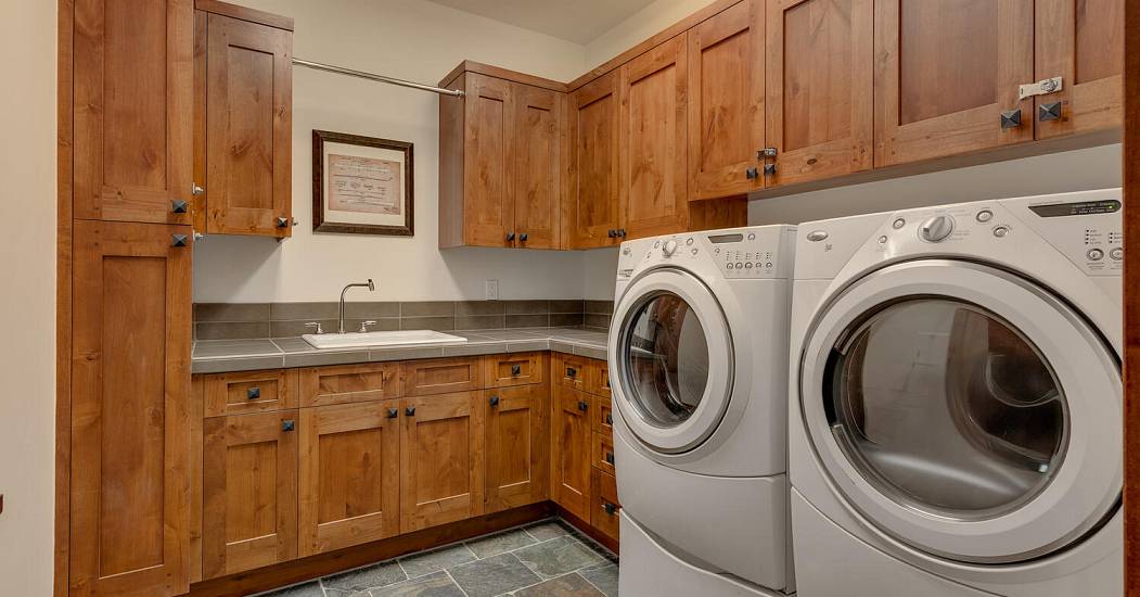 14040 Trailside Loop Truckee-large-028-039-Laundry-1500x1000-72dpi.jpg