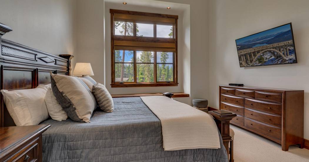 14040 Trailside Loop Truckee-large-018-055-Primary Bedroom Ensuite-1500x1000-72dpi.jpg