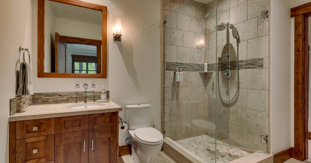14040 Trailside Loop Truckee-large-030-036-Jack and Jill Bathroom-1500x1000-72dpi.jpg