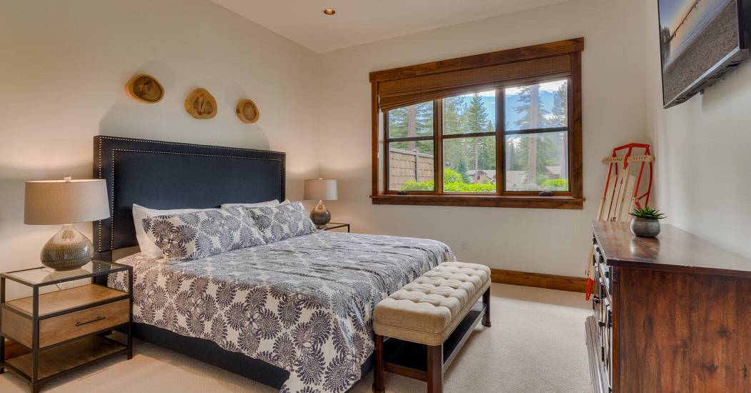 14040 Trailside Loop Truckee-large-031-034-Bedroom En suite-1500x1000-72dpi.jpg