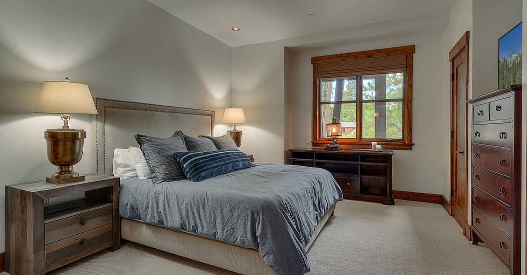 14040 Trailside Loop Truckee-large-029-044-Bedroom En suite-1500x1000-72dpi.jpg