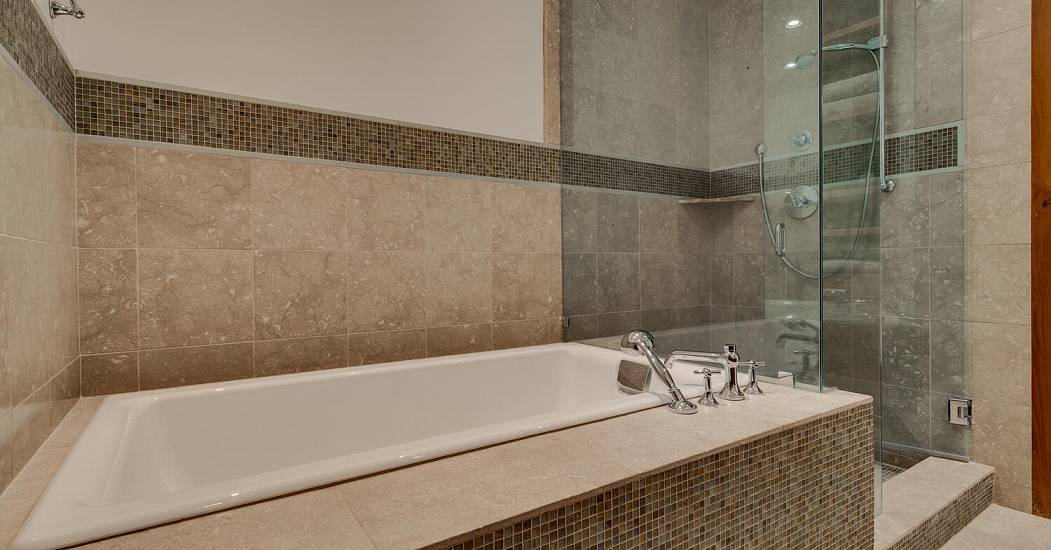 14040 Trailside Loop Truckee-large-033-046-Bathroom-1500x1000-72dpi.jpg