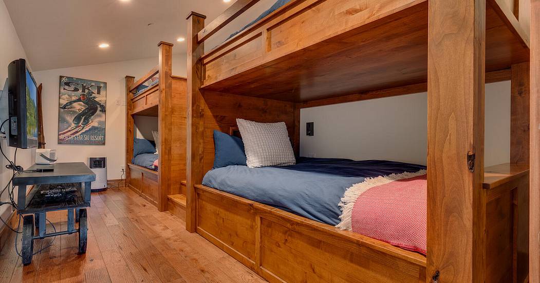 14040 Trailside Loop Truckee-large-025-048-Bunk Room-1500x1000-72dpi.jpg