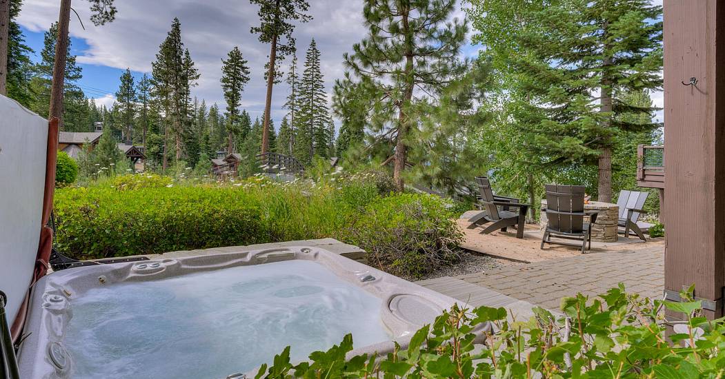 14040 Trailside Loop Truckee-large-036-043-Hot Tub-1500x1000-72dpi.jpg