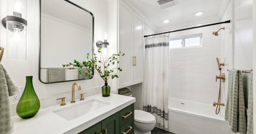 18-Full Bath.jpg