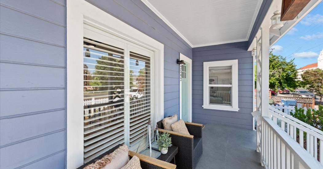 04-Front Porch.jpg