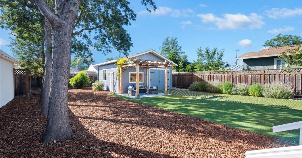 27-Backyard and Garage.jpg