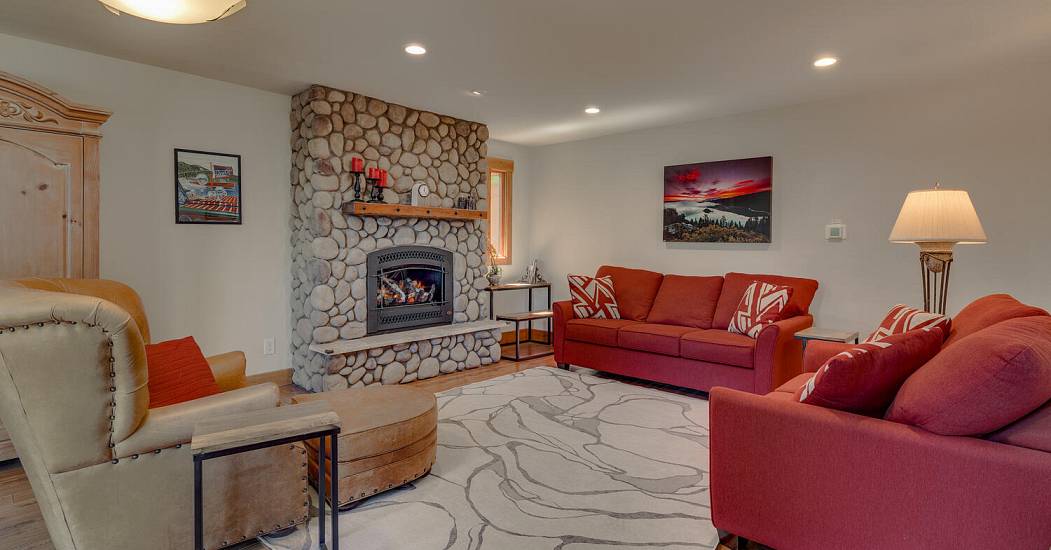 154 Skyland Way Tahoe City CA-large-017-016-Family Room-1500x1000-72dpi.jpg