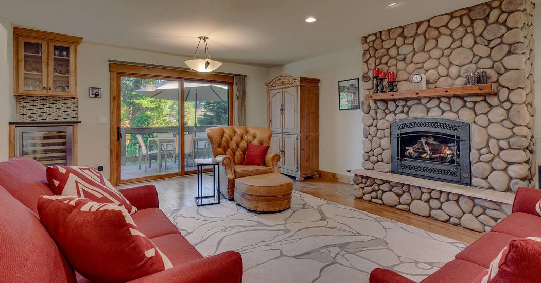 154 Skyland Way Tahoe City CA-large-018-017-Family Room-1500x1000-72dpi.jpg