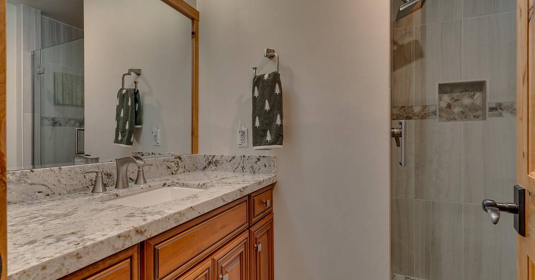 154 Skyland Way Tahoe City CA-large-027-008-Bathroom-1500x1000-72dpi.jpg